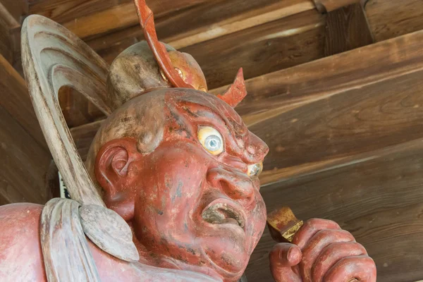 Nio welwillende koningen sculptuur in menuma shodenzan kangiin tempel, kumagaya, saitama, japan op 1 nov 2013. twee toorn gevulde, gespierde hoeders van Boeddha die vaak staan bewaker buiten de tempel. — Stockfoto