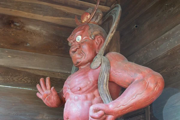 Nio Benevolent Kings Sculpture in Menuma Shodenzan Kangiin Temple, Kumagaya, Saitama, Japan on Nov 1, 2013. Two wrath-filled, muscular guardians of Buddha who commonly stand guard outside the temple. — Stock Photo, Image