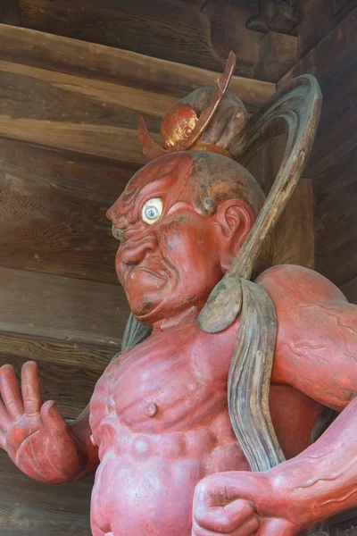 Nio 仁慈的国王雕塑在埼玉县熊谷市，妻沼 shodenzan kangiin 寺日本在 2013 年 11 月 1 日。两个充满愤怒的、 肌肉发达的守护者佛陀一般寺院外面站岗的人 — 图库照片