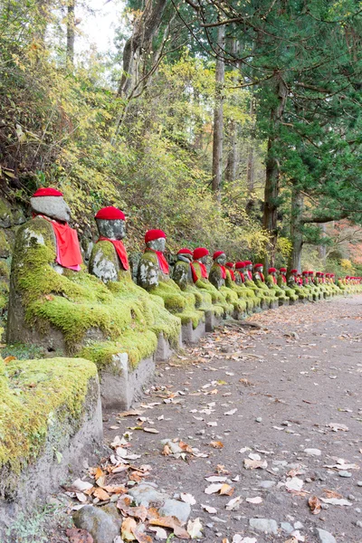 Jizo pomnik w kanmangafuchi, nikko, Japonia, nazywa się tej grupy jizo posągi "piec jizo"(ghost jizo). — Zdjęcie stockowe