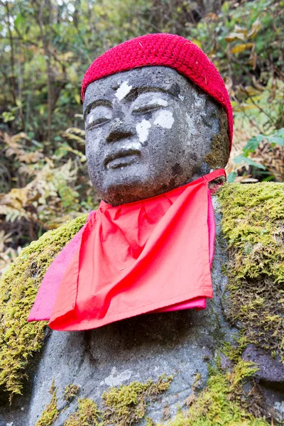 Statue Jizo à Kanmangafuchi, Nikko, Japon, Ce groupe particulier de statues Jizo est appelé "Bake Jizo" (Ghost Jizo ). — Photo