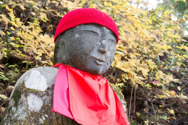 在 kanmangafuchi，日航，日本的菩萨雕像，这一特定群体的菩萨雕像叫做"烤菩萨"(ghost jizo). — 图库照片