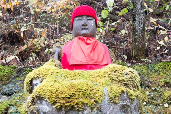 Estatua de Jizo en Kanmangafuchi, Nikko, Japón, Este grupo particular de estatuas de Jizo se llama "Hornear Jizo" (Ghost Jizo ). — Foto de Stock