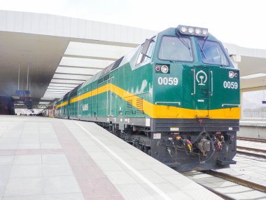 Lhasa, tibet - 27 Şubat: qinghai-tibet tren bir istasyon durağında Şubat 27, 2009 tarihinde lhasa, tibet yapar. Dünya üzerinde en yüksek (5,072 m) bu tren çalışır yüksek irtifa demiryolu parça.