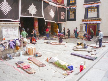 Lhasa tibet - 21 Şubat: her yerinden tibet Tibet tapanların--dan onların en kutsal tapınak jokhang tapınak (unesco dünya mirası) 21 Şubat 2009 tarihinde Lhasa, tibet önünde dua.