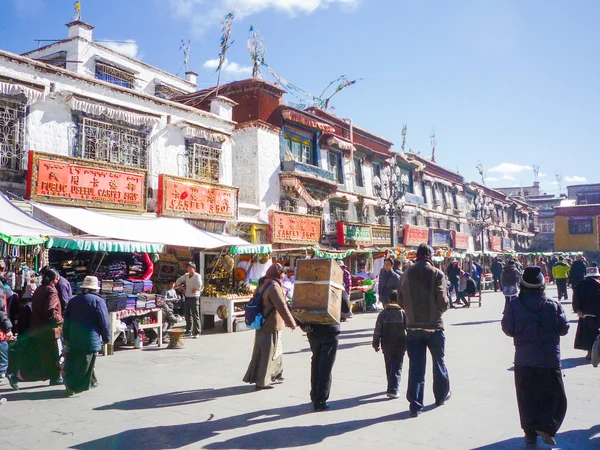 Lhasa, tibet-February 18 februari: pelgrims en locals wandelen in de straat barkhor. de oude straat is een symbool van lhasa en een must zie plaats voor bezoekers. november 12, 2009 in lhasa, tibe — Stockfoto