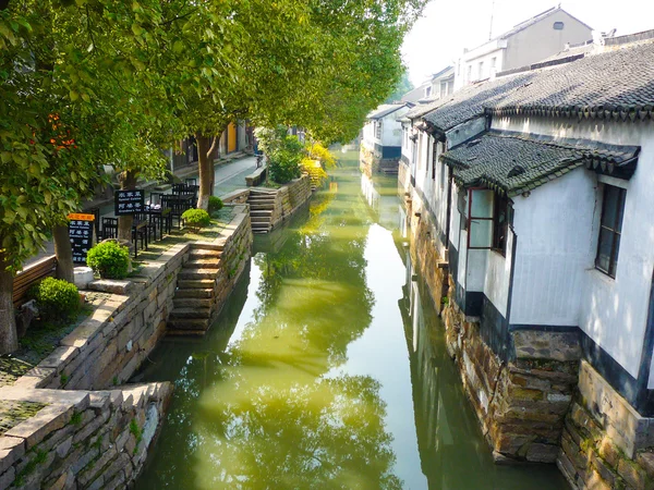 Luzhi - 16. märz 2009: luzhi altes dorf befindet sich in suzhou, jiangsu, china am 16. märz 2009. das dorf ist eine der berühmtesten wasserstädte in china. — Stockfoto