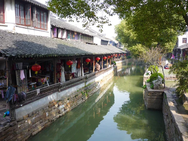 LUZHI - 16 de marzo de 2009: Luzhi Ancient village se encuentra en Suzhou, Jiangsu, China, el 16 de marzo de 2009. El pueblo es uno de los municipios de agua más famosos de China . — Foto de Stock