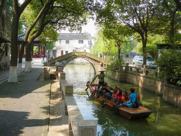 TONGLI - 20 marzo 2009: Tongli Antico villaggio si trova a Suzhou, Jiangsu, Cina il 20 marzo 2009. Il villaggio è una delle più famose città d'acqua in Cina . — Foto Stock