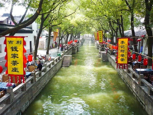 TONGLI - 20 marzo 2009: Tongli Antico villaggio si trova a Suzhou, Jiangsu, Cina il 20 marzo 2009. Il villaggio è una delle più famose città d'acqua in Cina . — Foto Stock