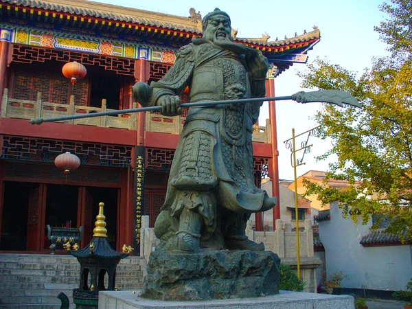 Jingzhou nov 24: sochy guan yu ve třech návštěvníků jeskyně na listopad 24, 2007 v jingzhou, Chu-pej, Čína. jedna velká čínská válečnice a Bůh během tří království — Stock fotografie