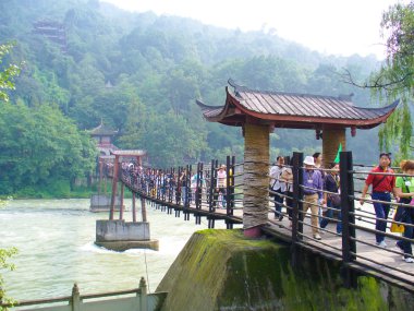 Eylül 17:anlan asma köprü dujiangyan sulama sistemi, sichuan, Çin Eylül 17,2007. Bu unesco dünya mirası (mount qingcheng ve dujiangyan sulama sistemi alandır.)