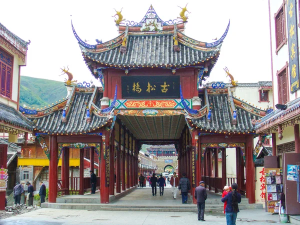 3 septembre : Pont de Songpan le 3 septembre 2007 à Songpan, Sichuan, Chine. Songpan est une ville historique et culturelle tibétaine . — Photo