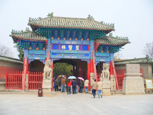 11 de abril: Camino de aproximación al cementerio de Confucio, Qufu, Shandong, China el 11 de abril de 2008. Qufu es la ciudad natal de Confucio . — Foto de Stock