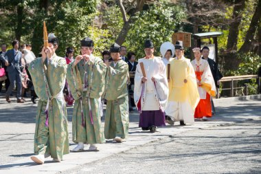 Kamakura, Japonya - 22 Mart 2014: geleneksel düğün tsurugaoka hachimangu tapınak. bir kamakura ve önemli bir kültür varlığı Japonya'nın en önemli Şinto Tapınağı.