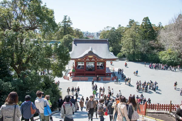 KAMAKURA, JAPAN - MARCH 22 2014: Tourists at Tsurugaoka Hachimangu Shrine. One the most important Shinto shrine in Kamakura and an Important Cultural Property of Japan. — Stock Photo, Image