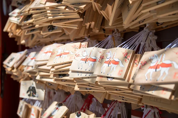 KAMAKURA, JAPÓN - 22 DE MARZO DE 2014: Tablas de oración de Ema en el Santuario Egara Tenjin. Ema son pequeñas placas de madera utilizadas para los deseos de los creyentes sintoístas . — Foto de Stock