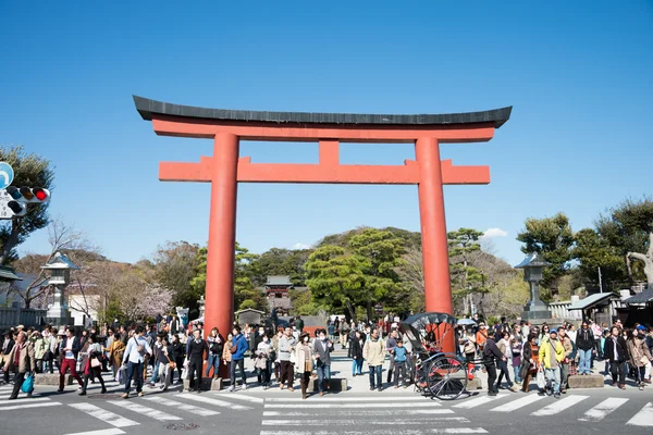 Kamakura, japan - mars 22 2014: torii vid tsurugaoka hachimangu helgedom. en den viktigaste shinto helgedomen i kamakura och en viktig kulturell egendom av japan. — Stockfoto