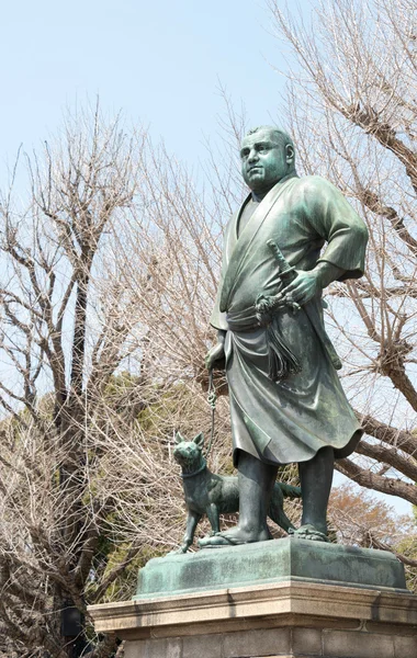 TOKIO, JAPÓN - 1 DE ABRIL DE 2014: Estatua de Saigo Takamori en el parque Ueno en Tokio, Japón, el 1 de abril de 2014. Saigo nació el 23 de enero de 1828 durante el periodo Edo. Es conocido como el último samurai de Japón . —  Fotos de Stock