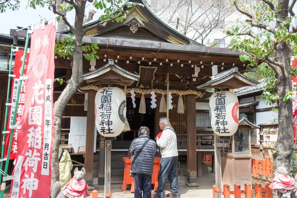 TOKIO, JAPÓN - 1 DE ABRIL DE 2014: Visitantes en el Santuario Hanazonoinari el 1 de abril de 2014 en el Parque Ueno. El Parque de Ueno se estableció en 1873 en tierras que pertenecían al templo de Kan 'ei-ji. . — Foto de Stock