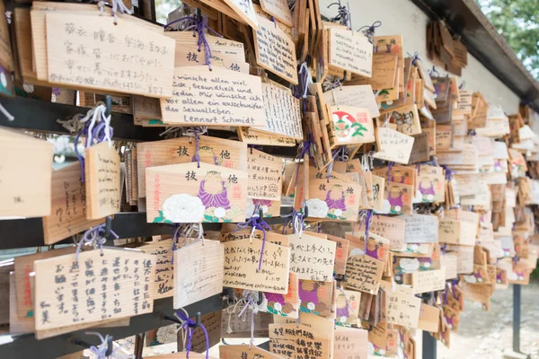 Tokio, Japonia - 1 kwietnia 2014: drewniane modlitwy tabletki na ueno toshogu Przybytek w ueno park na 1 kwietnia 2014 roku. Módlcie się do szczęścia, dobrego życia, zdrowy, spokój, szczęście pisać słowo modląc się w drewnianych tabletki. — Zdjęcie stockowe