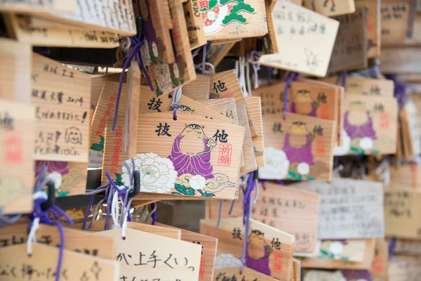 TOKYO, JAPAN - APRIL 1 2014: Wooden prayer tablets at a Ueno Toshogu shrine in Ueno Park on  April 1, 2014. Pray for happiness ,good life ,healthy ,peace ,luck by write praying word in wooden tablet. — Stock Photo, Image