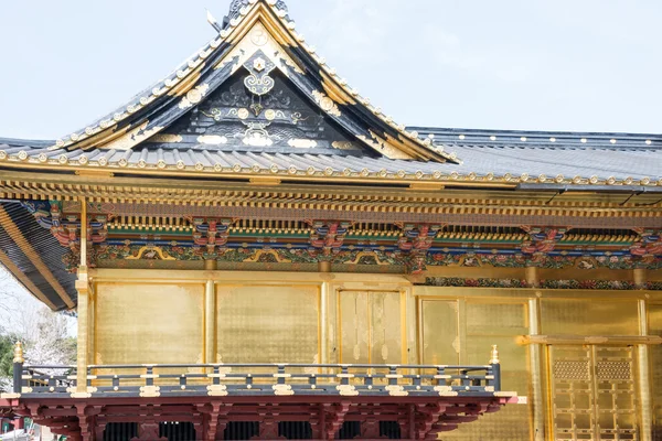 TOKIO, JAPÓN - 1 DE ABRIL DE 2014: Santuario de Ueno Toshogu el 1 de abril de 2014 en el Parque de Ueno. Parque Ueno es visitado por hasta 2 millones de personas para el Festival anual Sakura . —  Fotos de Stock