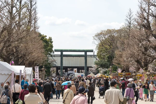 TOKYO, JAPÃO - 2 DE ABRIL DE 2014: Os visitantes apreciam a flor de cerejeira no Santuário de Yasukuni. O Santuário de Yasukuni é visitado por até 300 mil pessoas para o Festival anual de Sakura . — Fotografia de Stock