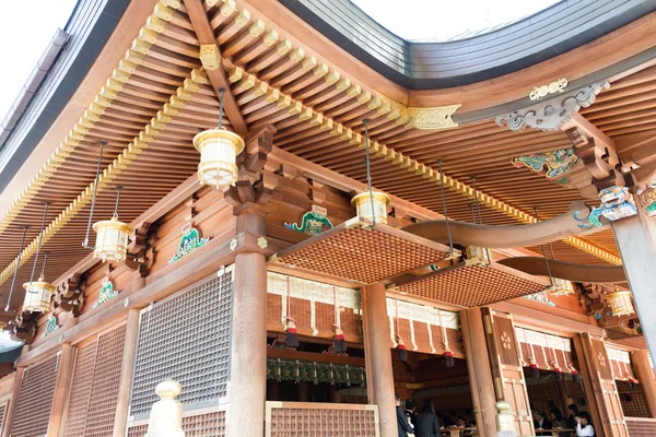 TOKIO, JAPÓN - 4 DE ABRIL DE 2014: Santuario de Yushima Tenmangu. Este santuario fue establecido originalmente en 458 A.D. para adorar Ameno-tajikaraono-mikoto, una de las deidades aparece en los mitos japoneses . —  Fotos de Stock