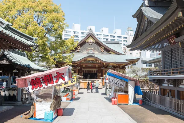 TOKIO, JAPÓN - 4 DE ABRIL DE 2014: Visitantes del Santuario Yushima Tenmangu. Este santuario fue establecido originalmente en 458 A.D. . — Foto de Stock