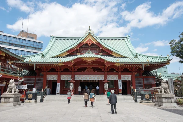 ТОКИО, Япония - 4 апреля 2014 года: Посетители святилища Канда Мёджин. Храм Канда Мёдзин имеет особое присутствие в Эдо-Токио почти 1300 лет с момента своего основания в 730 году. . — стоковое фото