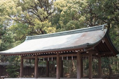 Tokyo, Japonya - 10 Nisan 2014: meiji Tapınağı (meiji jingu). Meiji Tapınağı Şinto Tapınağı Kutsal İmparator meiji ruhlarını ve karısı İmparatoriçe shoken adanmış olduğunu.