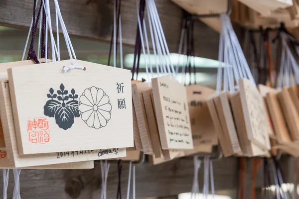 TÓQUIO, JAPÃO - 10 DE ABRIL DE 2014: Tabletes de oração de madeira em um Santuário Meiji (Meiji Jingu). Ore por felicidade, boa vida, saudável, paz, sorte escrevendo palavra de oração em tábua de madeira . — Fotografia de Stock