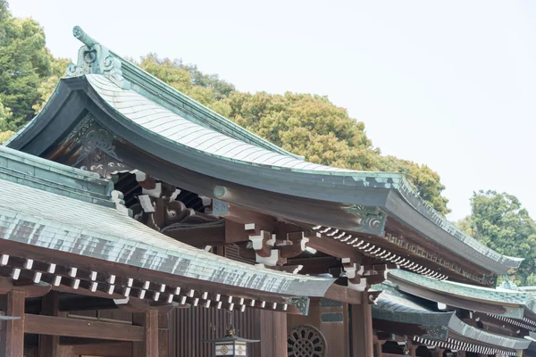 Tokyo, japan - 10 april 2014: meiji shrine (meiji jingu). Meiji shrine is de shinto-shrine gewijd aan de goddelijke ziel van keizer meiji en zijn vrouw, keizerin shoken. — Stockfoto