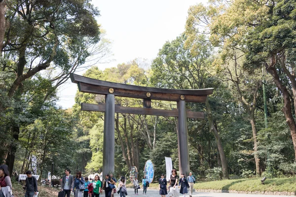 TOKIO, JAPÓN - 10 DE ABRIL DE 2014: Santuario de Meiji (Meiji Jingu). Santuario Meiji es el santuario sintoísta dedicado a las almas divinas del Emperador Meiji y su esposa, la Emperatriz Shoken . — Foto de Stock