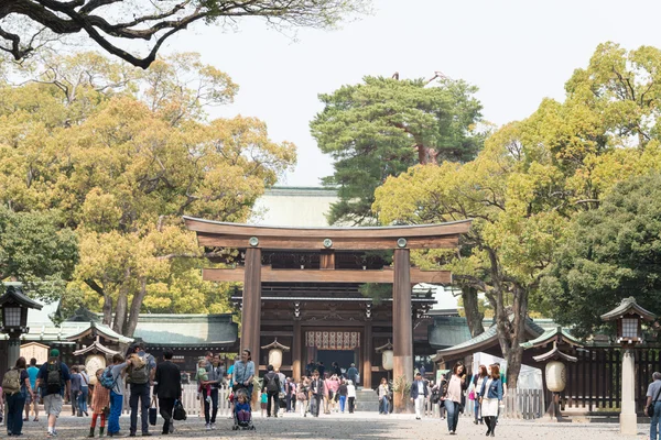 Tokyo, japan - 10 april 2014: meiji shrine (meiji jingu). Meiji shrine is de shinto-shrine gewijd aan de goddelijke ziel van keizer meiji en zijn vrouw, keizerin shoken. — Stockfoto