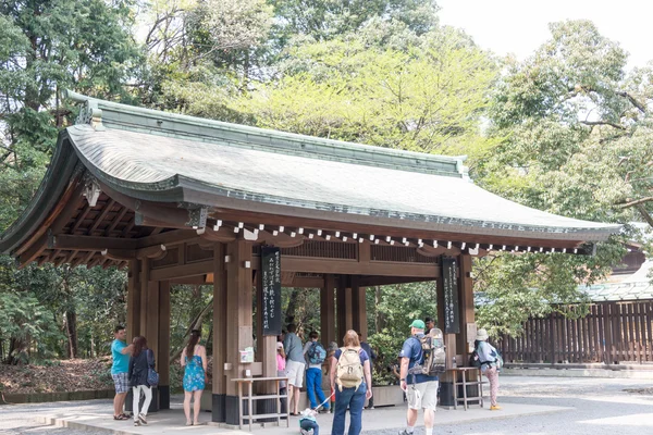 TOKYO, JAPON - 10 AVRIL 2014 : Sanctuaire Meiji (Meiji Jingu). Le sanctuaire Meiji est le sanctuaire shintoïste dédié aux âmes divines de l'empereur Meiji et de son épouse, l'impératrice Shoken. . — Photo