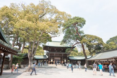 Tokyo, Japonya - 10 Nisan 2014: meiji Tapınağı (meiji jingu). Meiji Tapınağı Şinto Tapınağı Kutsal İmparator meiji ruhlarını ve karısı İmparatoriçe shoken adanmış olduğunu.