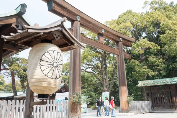 TOKYO, GIAPPONE - 10 APRILE 2014: Santuario Meiji (Meiji Jingu). Il santuario Meiji è il santuario shintoista dedicato alle anime divine dell'imperatore Meiji e di sua moglie, l'imperatrice Shoken. . — Foto Stock