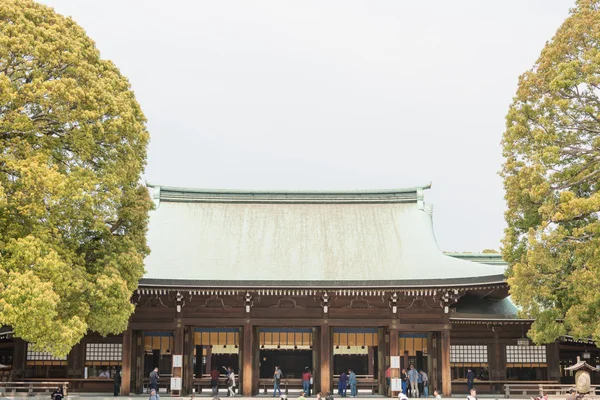 Tokyo, japan - 10 april 2014: meiji shrine (meiji jingu). Meiji shrine is de shinto-shrine gewijd aan de goddelijke ziel van keizer meiji en zijn vrouw, keizerin shoken. — Stockfoto