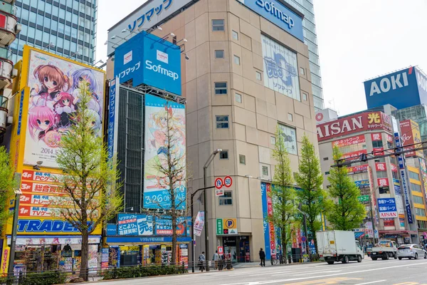 Tokyo, japan - 16. april 2014: akihabara district. akihabara ist Tokyos "elektrische Stadt". diese gegend ist auch als zentrum der japanischen otaku-kultur (eingefleischter fan) bekannt. — Stockfoto