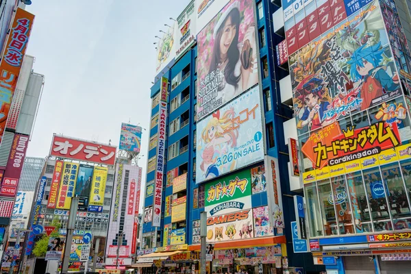 Tokyo, Japonsko - 16 dubna 2014: akihabara okres. Akihabara je Tokio "elektrický město". Tato oblast je také známá jako centrum Japonská kultura otaku (skalní fanoušek). — Stock fotografie