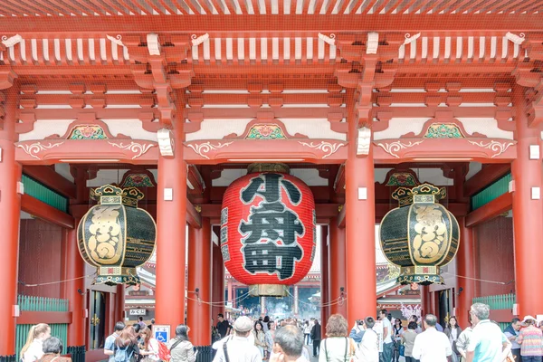 TOKIO, JAPÓN - 16 DE ABRIL DE 2014: Templo Senso-ji, Tokio, Japón.El Templo Budista Senso-ji es el símbolo de Asakusa y uno de los templos más famosos de todo Japón . —  Fotos de Stock