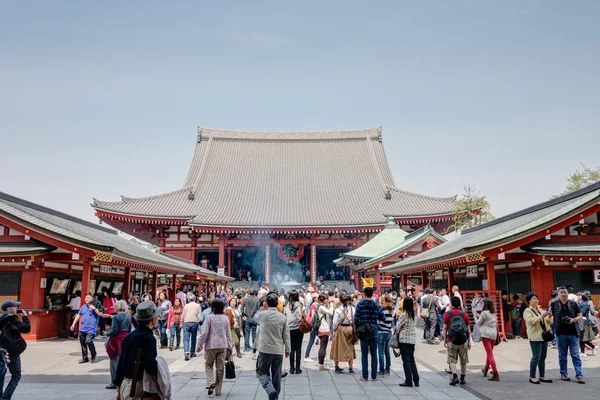 Tokyo, japan - 16 april 2014: senso-ji tempel, tokyo, japan.the senso-ji boeddhistische tempel is het symbool van asakusa en één van de beroemdste tempels in alle van japan. — Stockfoto