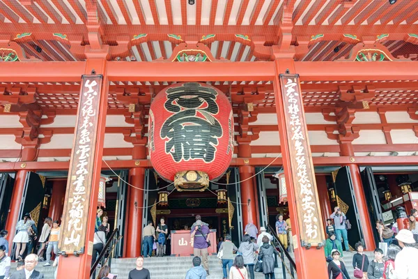 TOKIO, JAPÓN - 16 DE ABRIL DE 2014: Templo Senso-ji, Tokio, Japón.El Templo Budista Senso-ji es el símbolo de Asakusa y uno de los templos más famosos de todo Japón . —  Fotos de Stock