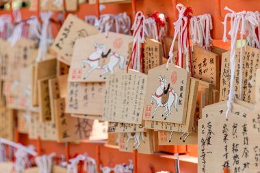 Saitama, Japonya - 14 Nisan 2014: ahşap dua tabletleri adlı bir hikawa Tapınağı. dua ahşap tablet dua eden kelime yazma, iyi bir yaşam, sağlıklı, huzur, mutluluk için şans.