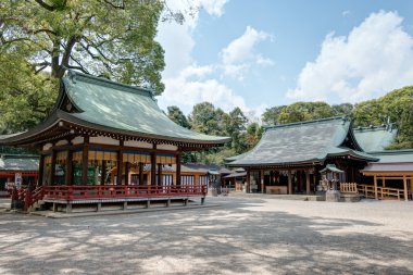 Saitama, Japonya - 14 Nisan 2014: hikawa Tapınak, saitama, Japonya. Tapınak'ın geleneklerine göre tapınak İmparator kosho döneminde 473 m.ö. yılında kuruldu.