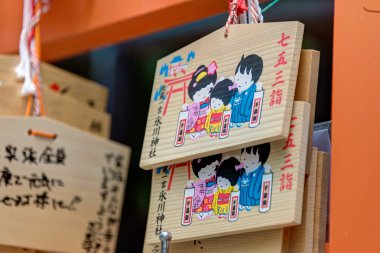 Saitama, Japonya - 14 Nisan 2014: ahşap dua tabletleri adlı bir hikawa Tapınağı. dua ahşap tablet dua eden kelime yazma, iyi bir yaşam, sağlıklı, huzur, mutluluk için şans.