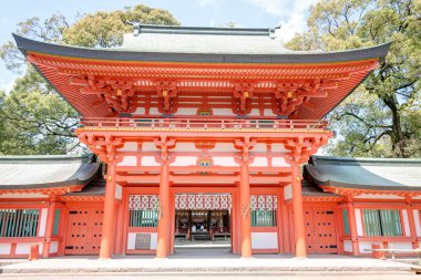 Saitama, Japonya - 14 Nisan 2014: hikawa Tapınak, saitama, Japonya. Tapınak'ın geleneklerine göre tapınak İmparator kosho döneminde 473 m.ö. yılında kuruldu.