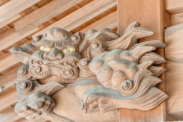 Saitama, japan - 14. April 2014: skulpturen im hikawa-schrein, saitama, japan. Nach der Tradition des Schreins wurde der Schrein während der Herrschaft von Kaiser Kosho im Jahr 473 v. Chr. errichtet.. — Stockfoto